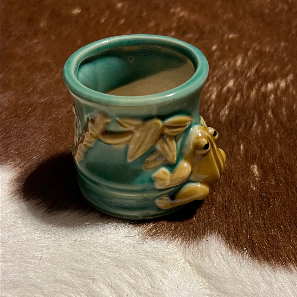 RARE LUSTER MAJOLICA GLAZED CERAMIC Asian Decor Frog Lucky Bamboo Planter